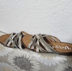 Very G size 8 animal print sandals
